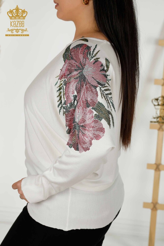 كنزة تريكو نسائية بالجملة مزينة بالزهور بلون بيج فاتح - 16133 | كازي - 4