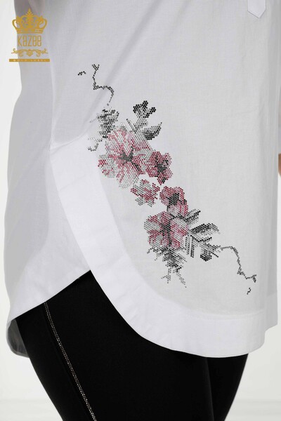 قميص نسائي بالجملة زهرة مطرزة باللون الأبيض - 20112 | كازي - Thumbnail