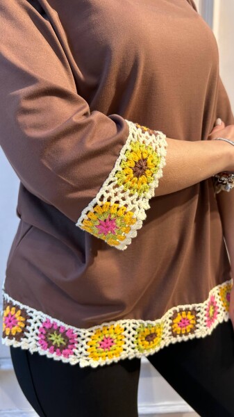 بلوزة بلون القهوة بتطريز زهري - 80054 | كازي (طقم من 3 قطع: L-XL-2XL) - 2