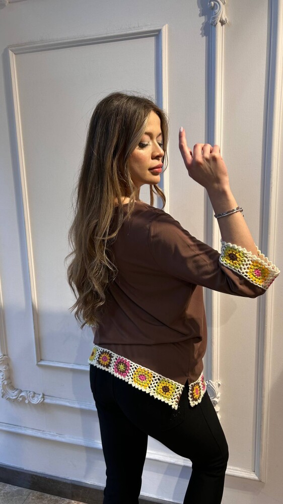 بلوزة بلون القهوة بتطريز زهري - 80054 | كازي (طقم من 3 قطع: L-XL-2XL) - 3