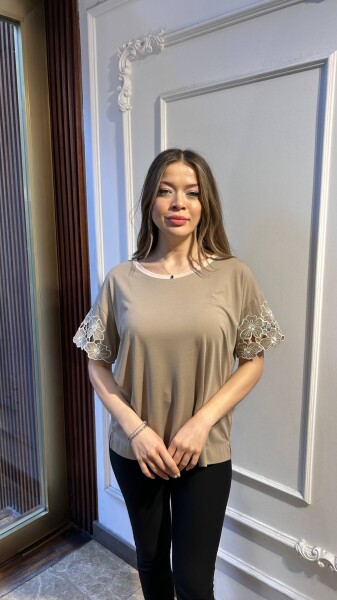 بلوزة بيج بتفاصيل زهرية - 80004 | كازي (طقم من 3 قطع بمقاسات M-L-XL) - KAZEE