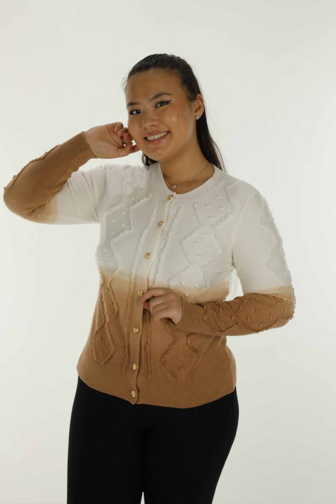 Cardigan in maglia a maniche lunghe con bottoni girocollo Cammello - 30782 | KAZEE - 1