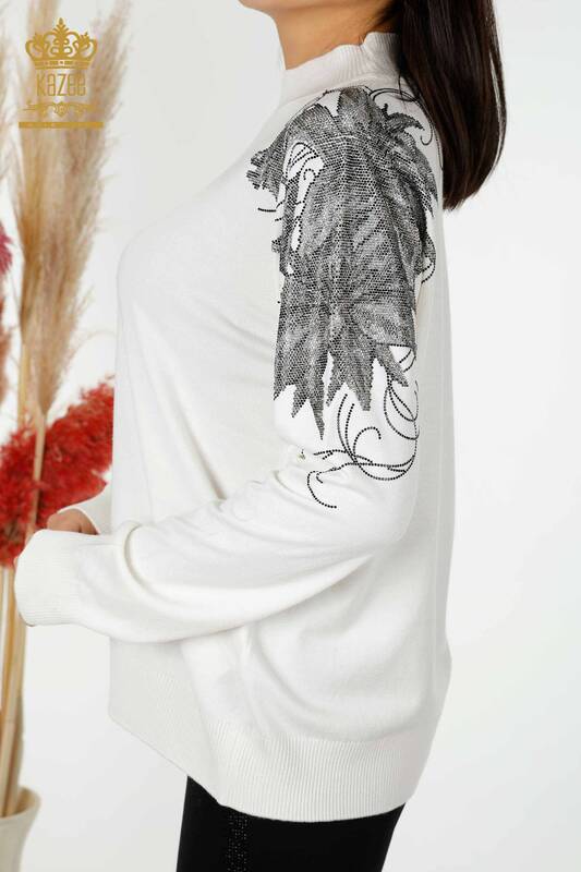 Maglione di maglieria delle donne all'ingrosso con il dettaglio del fiore della spalla Ecru -16597 / KAZEE