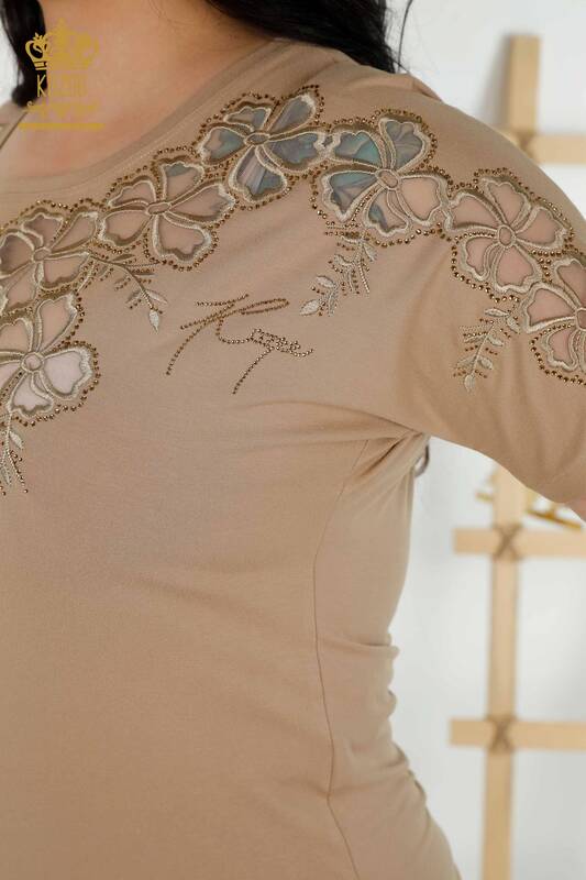 Bluză de damă cu ridicata cu model de flori Bej - 79049 | KAZEE