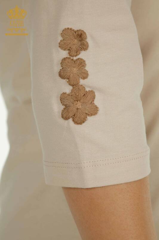 Bluză de damă cu ridicata cu broderie florală bej deschis - 79466 | KAZEE