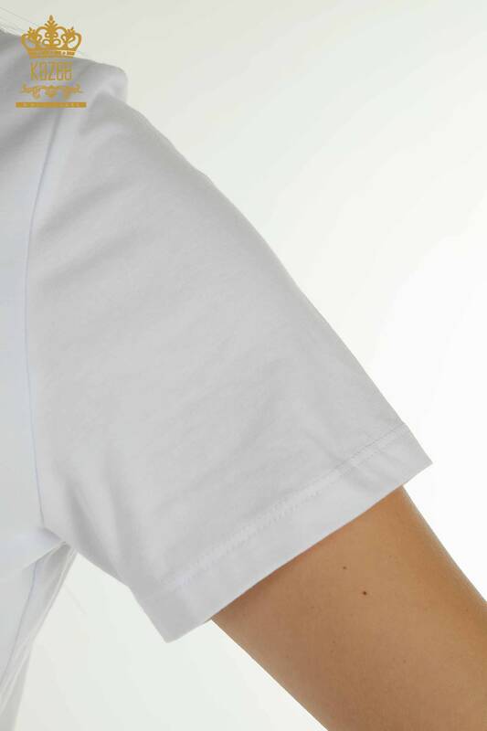 Bluză de damă cu ridicata albă cu logo - 79560 | KAZEE