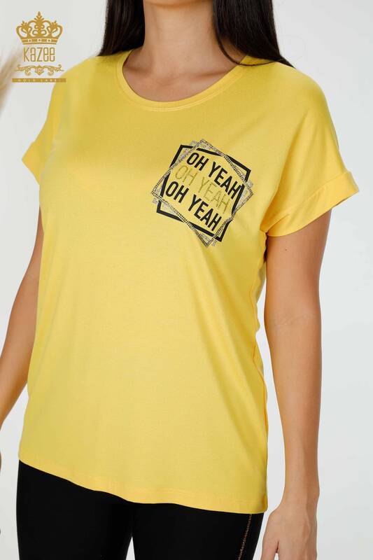 Bluză de damă cu ridicata galbenă cu detaliu text - 78955 | KAZEE