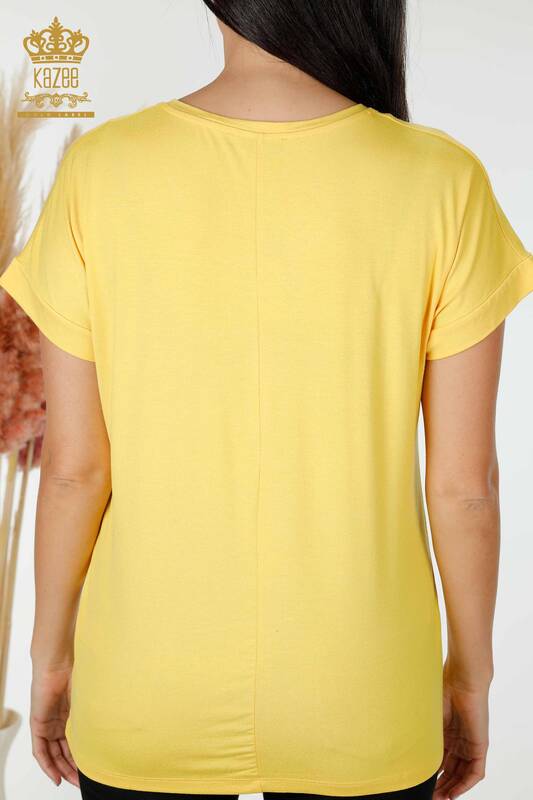 Bluză de damă cu ridicata galbenă cu detaliu text - 78955 | KAZEE