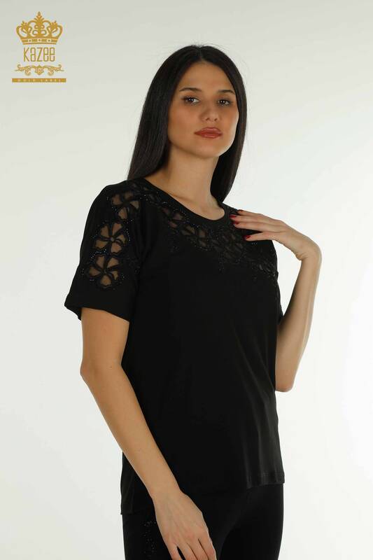 Bluză de damă cu ridicata cu modele florale neagră - 79049 | KAZEE