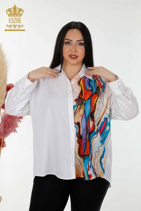 Cămașă cu ridicata pentru femei albă cu model colorat - 20224 | KAZEE