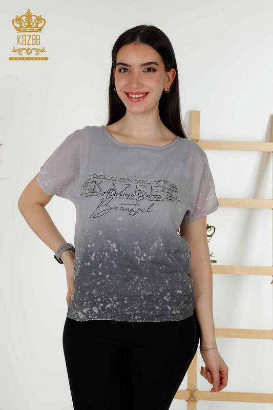 Bluză de damă cu ridicata neagră cu model text - 79173 | KAZEE