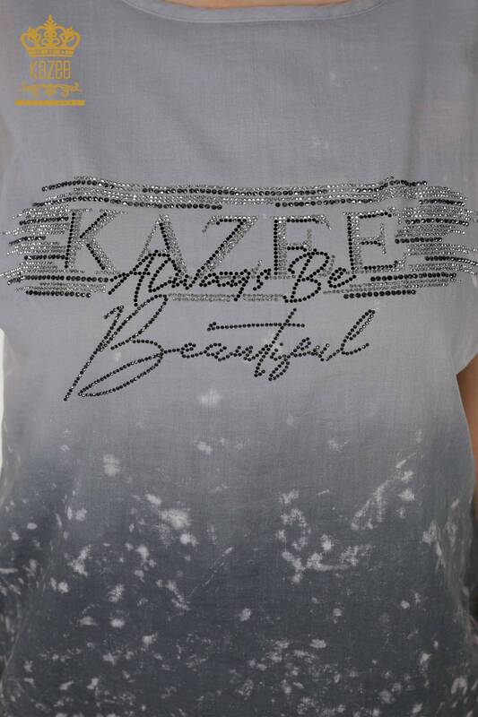 Bluză de damă cu ridicata neagră cu model text - 79173 | KAZEE