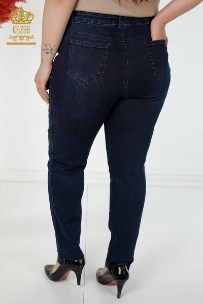 Pantaloni de blugi de damă cu ridicata cu dungi cu piatră brodate bleumarin - 3653 | KAZEE - 9