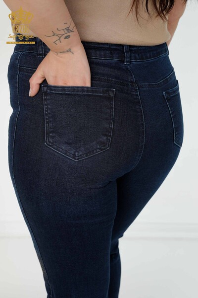 Pantaloni de blugi de damă cu ridicata cu dungi cu piatră brodate bleumarin - 3653 | KAZEE - 12