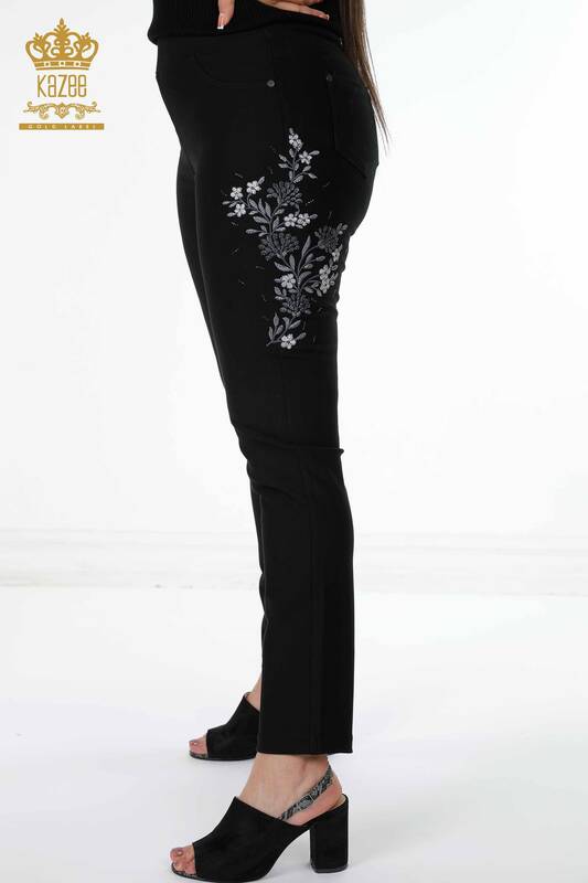 Pantaloni de damă cu ridicata cu buzunare brodate cu piatră și broderie cu flori - 3577 | KAZEE