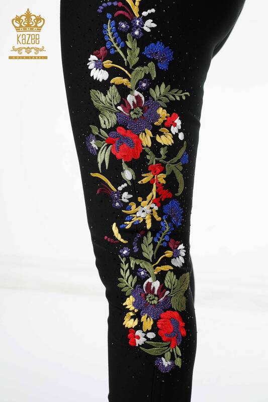 Pantaloni en-gros de damă cu buzunar și broderie cu flori colorate - 3619 | KAZEE