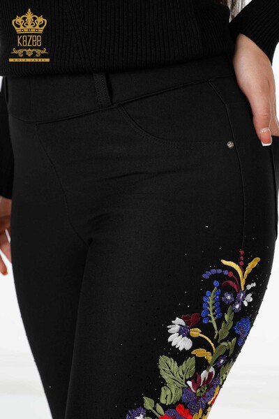 Pantaloni en-gros de damă cu buzunar și broderie cu flori colorate - 3619 | KAZEE - Thumbnail