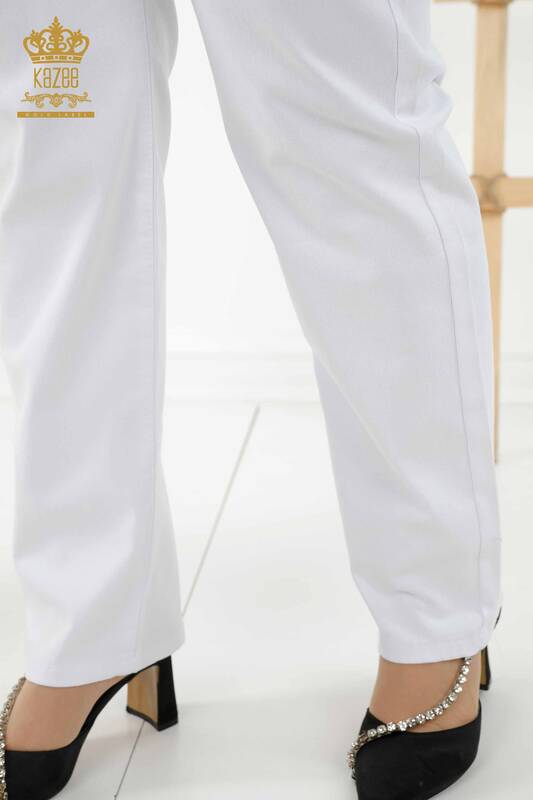 Pantaloni en-gros de damă cu curea cu piatră brodată alb - 3683 | KAZEE