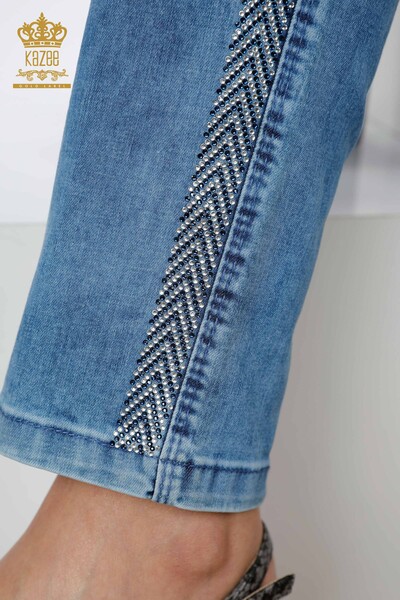Pantaloni de blugi pentru femei cu detaliu de buzunar și piatră de cristal în dungi - 3590 | KAZEE - Thumbnail