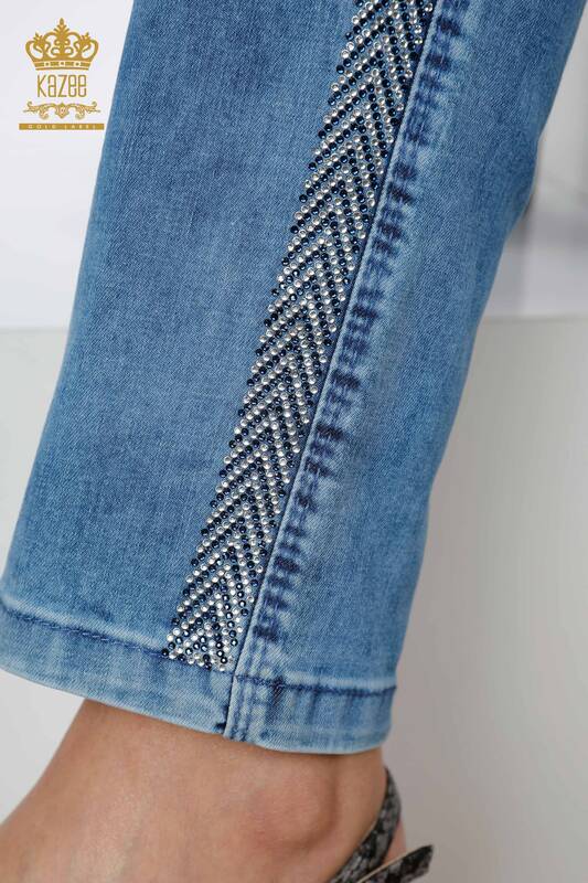 Pantaloni de blugi pentru femei cu detaliu de buzunar și piatră de cristal în dungi - 3590 | KAZEE