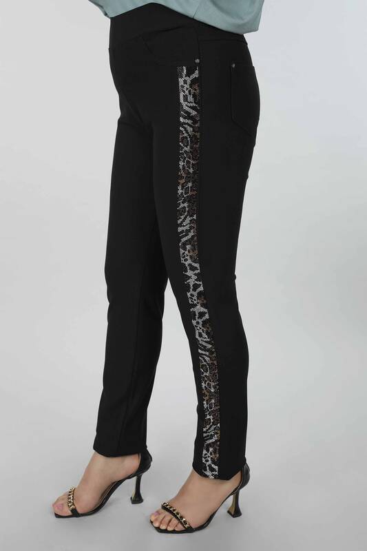 Pantaloni de damă cu ridicata cu model leopard și piatră de cristal - 3391 | KAZEE