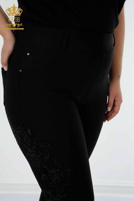 Pantaloni de damă cu ridicata cu jambiere cu model floral negru - 3620 | KAZEE