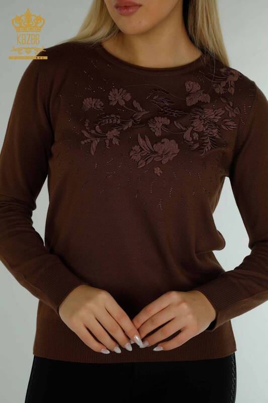 Angro Pulover de tricotaj pentru femei - cu broderie florală - maro - 16849 | KAZEE