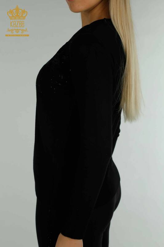 Pulover de tricotaj pentru femei - cu broderie florală - negru - 16849 | KAZEE
