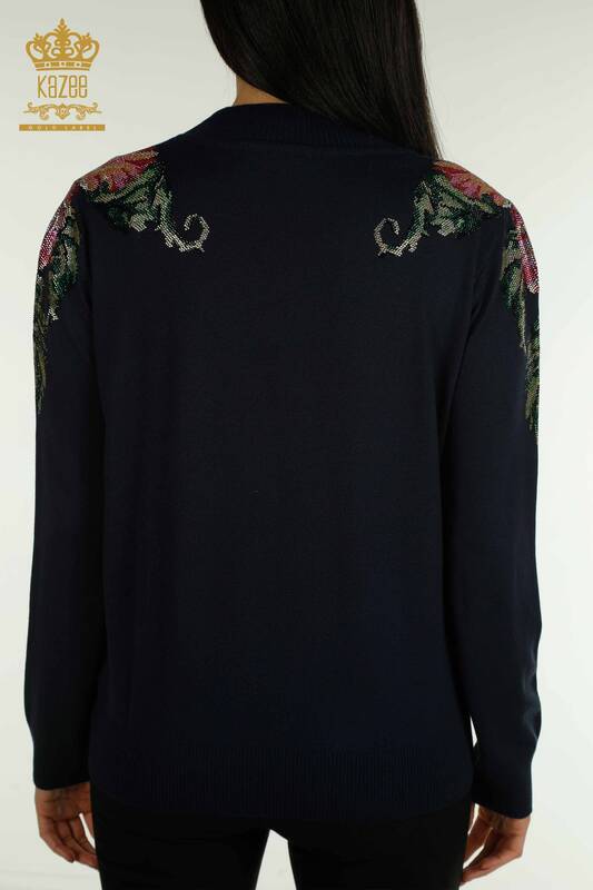 فروش عمده ژاکت بافتنی زنانه - شانه - با جزئیات گل - آبی سرمه ای - 30542 | KAZEE