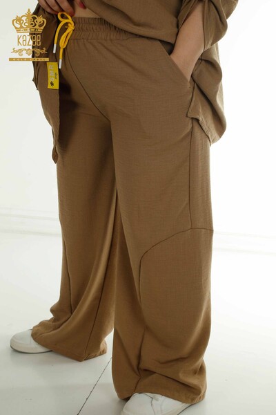 فروش عمده کت و شلوار دو تکه زنانه - جیبی با جزئیات - قهوه ای - 2402-211031 | S&M - Thumbnail
