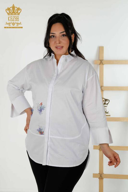 Großhandel Damen-Hemd mit farbigem Stein, bestickt, Weiß – 20064 | KAZEE