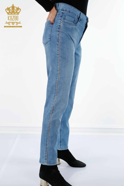 Großhandel Damen-Jeans - Taschen details - Streifen - Kristallstein-Stickerei – 3556 | KAZEE - Thumbnail