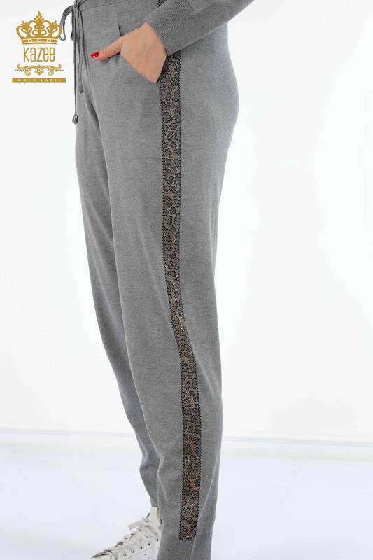 Großhandel Damen-Trainingsanzug-Set - Taschen - Gemustert - Leopard Stein Bestickt - 16507 | KAZEE