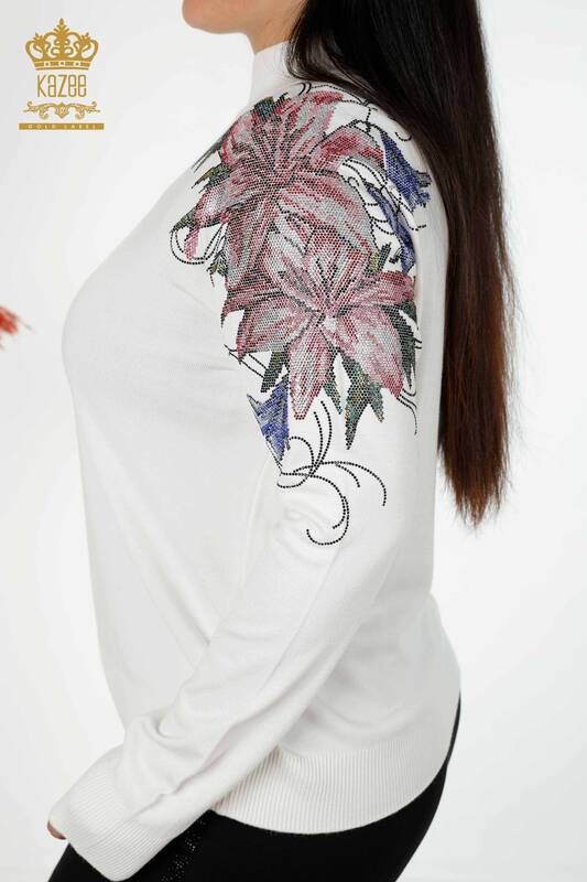 Großhandels-Strickwaren-Pullover-Schulter der Frauen Blumen-detailliertes Ecru - 30007 | KAZEE