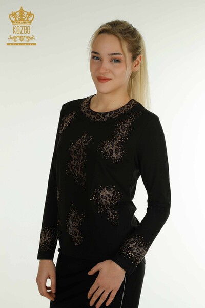 Großhandel Damenbluse mit Leopardenstein-Stickerei, Schwarz – 79383 | KAZEE - Kazee