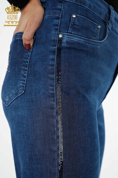 Großhandel Damen jeans - Seiten - Gestreiftes Detail - Schriftzug Stein bestickt - 3636 | KAZEE - 3