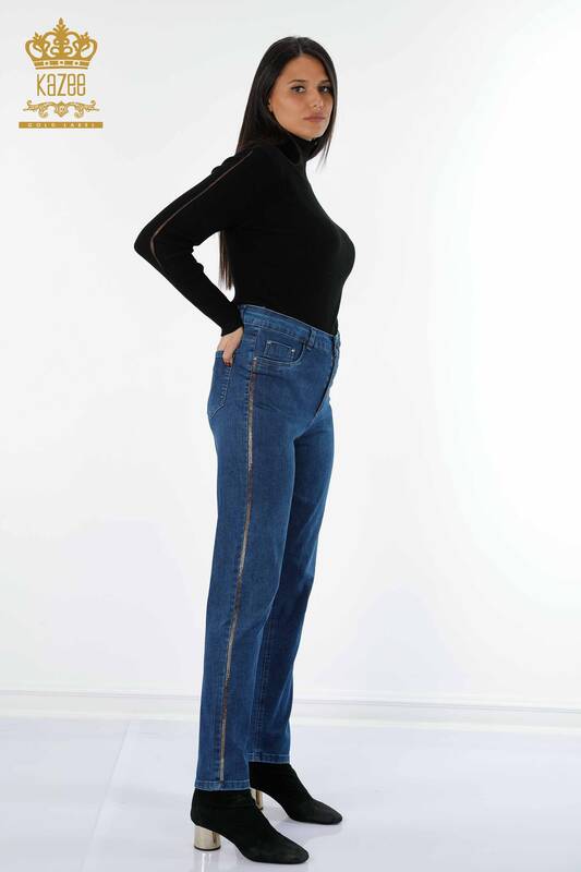 Großhandel Damen jeans - Seiten - Gestreiftes Detail - Schriftzug Stein bestickt - 3636 | KAZEE