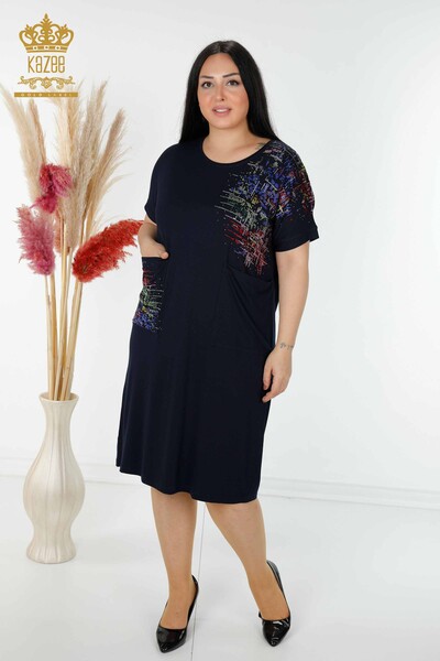 Großhandel Damenkleid mit Taschen Stein bestickt Marineblau - 7743 | KAZEE - Thumbnail