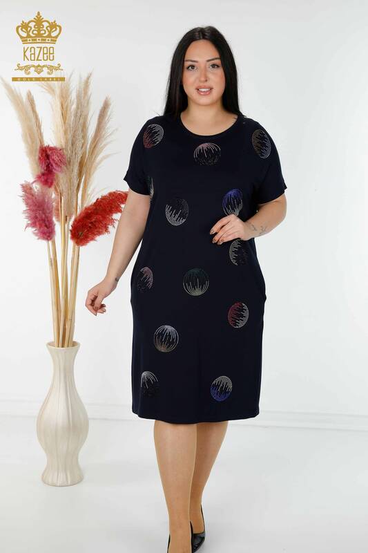 Großhandel Damenkleid Farbiger Stein bestickt Marineblau - 7740 | KAZEE