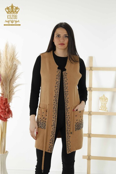 Großhandel Damenweste Leopard Stone Embroidered Camel - 30245 | KAZEE 