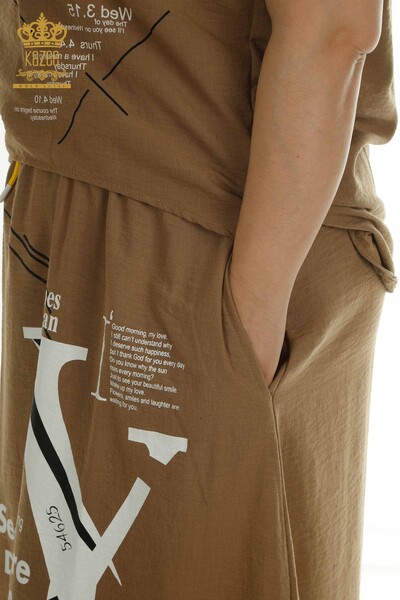 Großhandel Zweiteiliger Damen Anzug im - Mit Text detail - Braun - 2402-231038 | S&M - Thumbnail