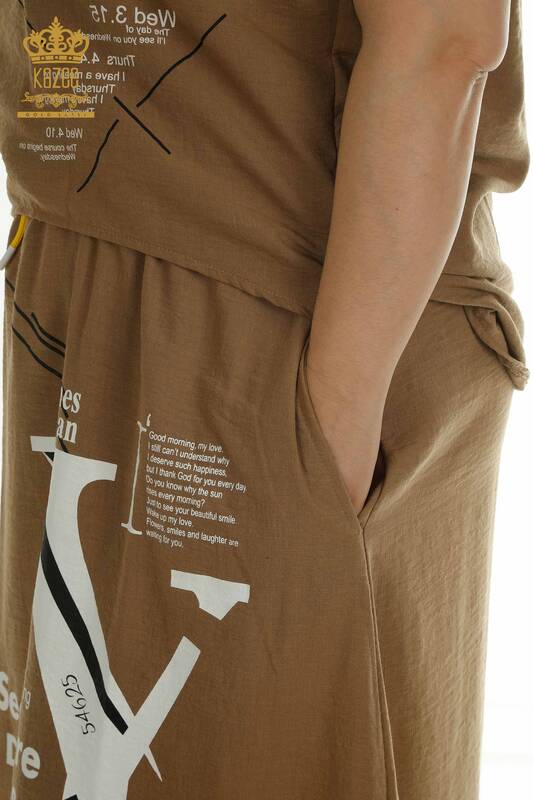 Großhandel Zweiteiliger Damen Anzug im - Mit Text detail - Braun - 2402-231038 | S&M