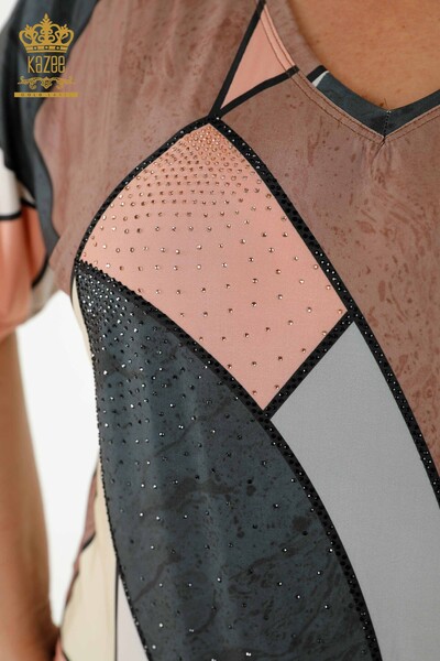 Hurtownia bluzek damskich z nadrukiem cyfrowym, dekolt w szpic, brązowa - 77896 | KAZEE - Thumbnail