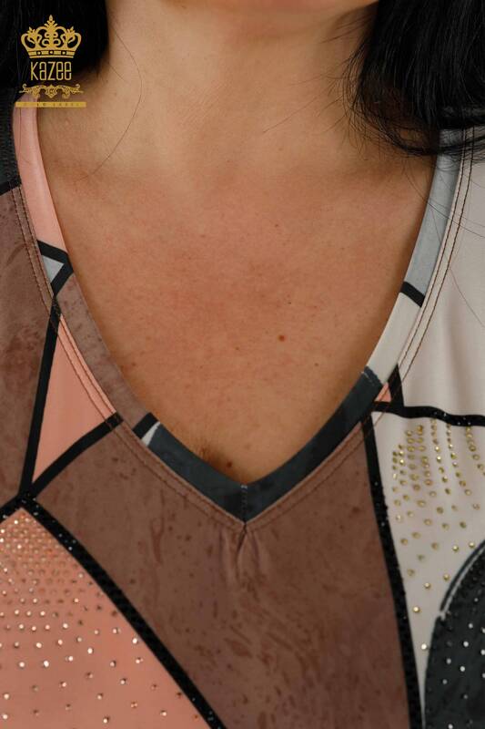 Hurtownia bluzek damskich z nadrukiem cyfrowym, dekolt w szpic, brązowa - 77896 | KAZEE