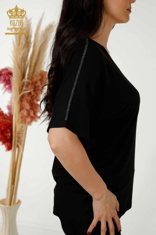 Hurtownia bluzek damskich z haftowanym kamieniem w kolorze czarnym - 77487 | KAZEE