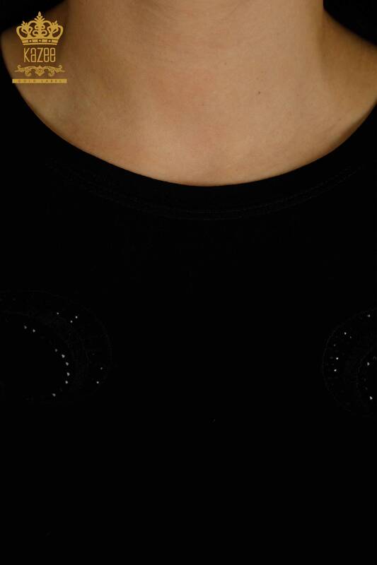 Hurtownia bluzek damskich z haftowanym kamieniem w kolorze czarnym - 79057 | KAZEE