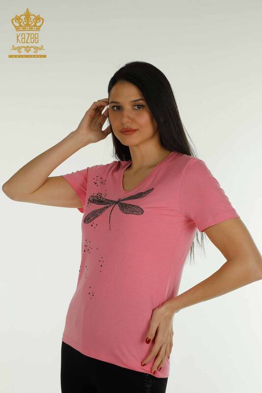 Hurtownia bluzek damskich z haftowanym kamieniem w kolorze różowym - 79362 | KAZEE