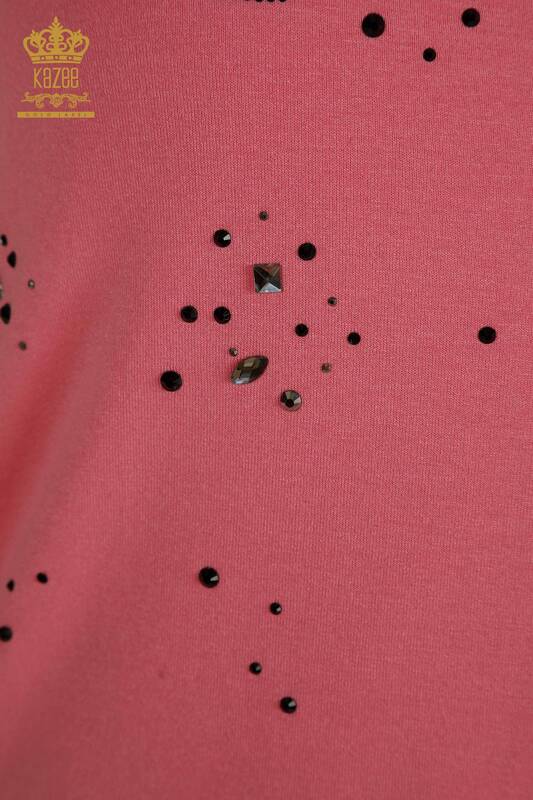 Hurtownia bluzek damskich z haftowanym kamieniem w kolorze różowym - 79362 | KAZEE