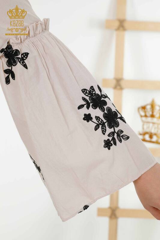 Hurtownia koszul damskich - rękaw - haftowane kwiaty - beżowa - 20353 | KAZEE
