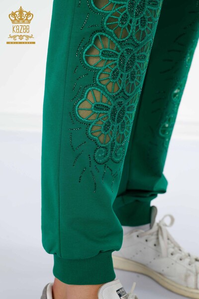 Hurtownia dresów damskich w kolorze zielonym z kwiatowym wzorem - 17464 | KAZEE - Thumbnail